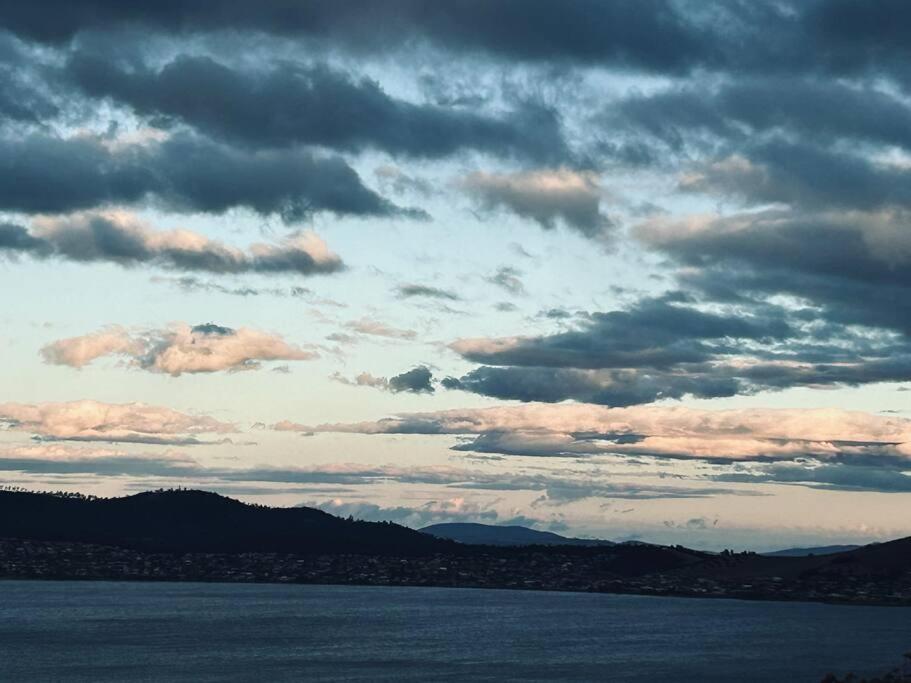 The Tassie - Luxury With Panoramic Water Views Hobart Exterior foto
